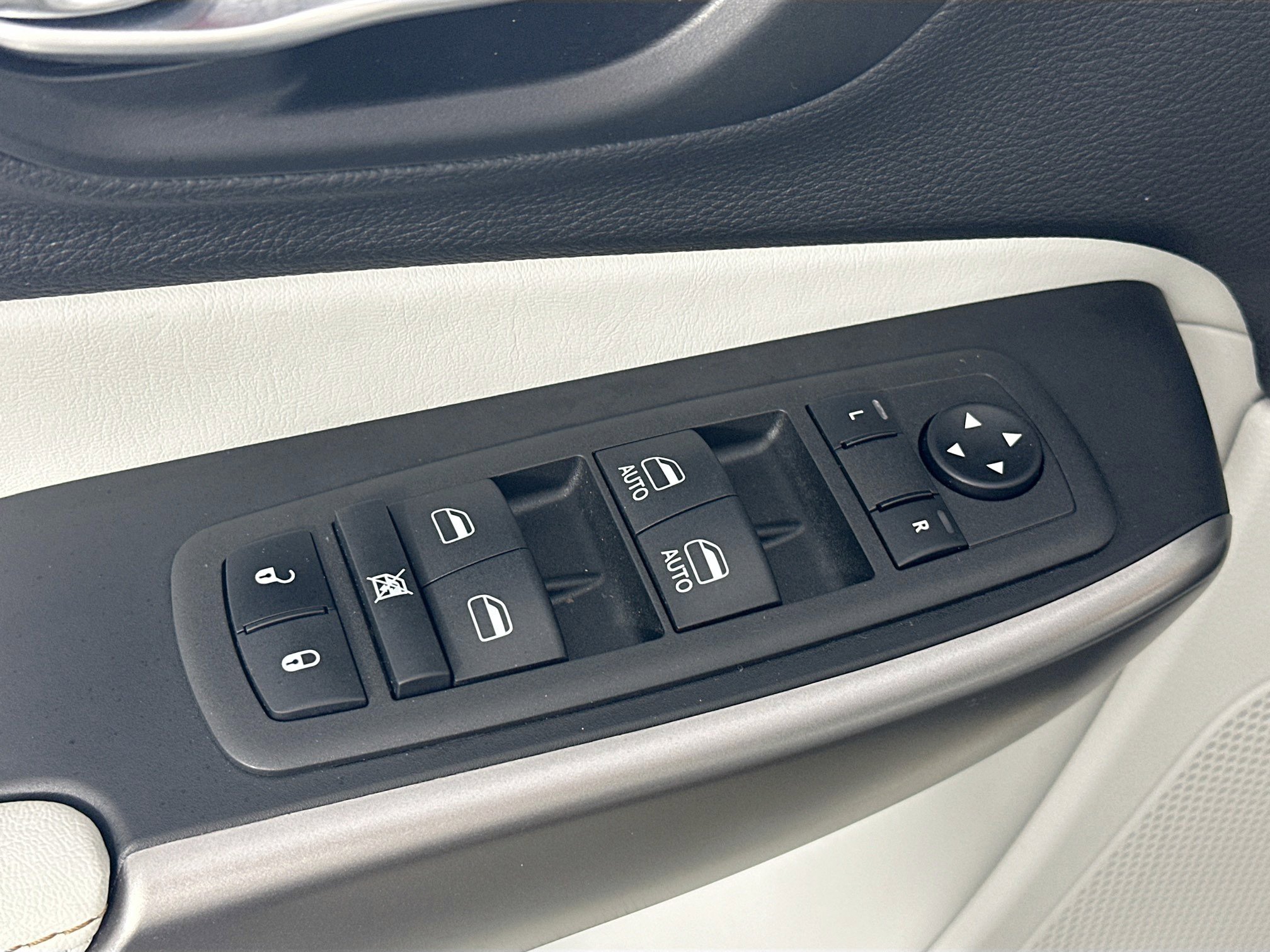 Used 2022 Jeep Cherokee Latitude Lux w/ Sun & Sound Group FWD image 17