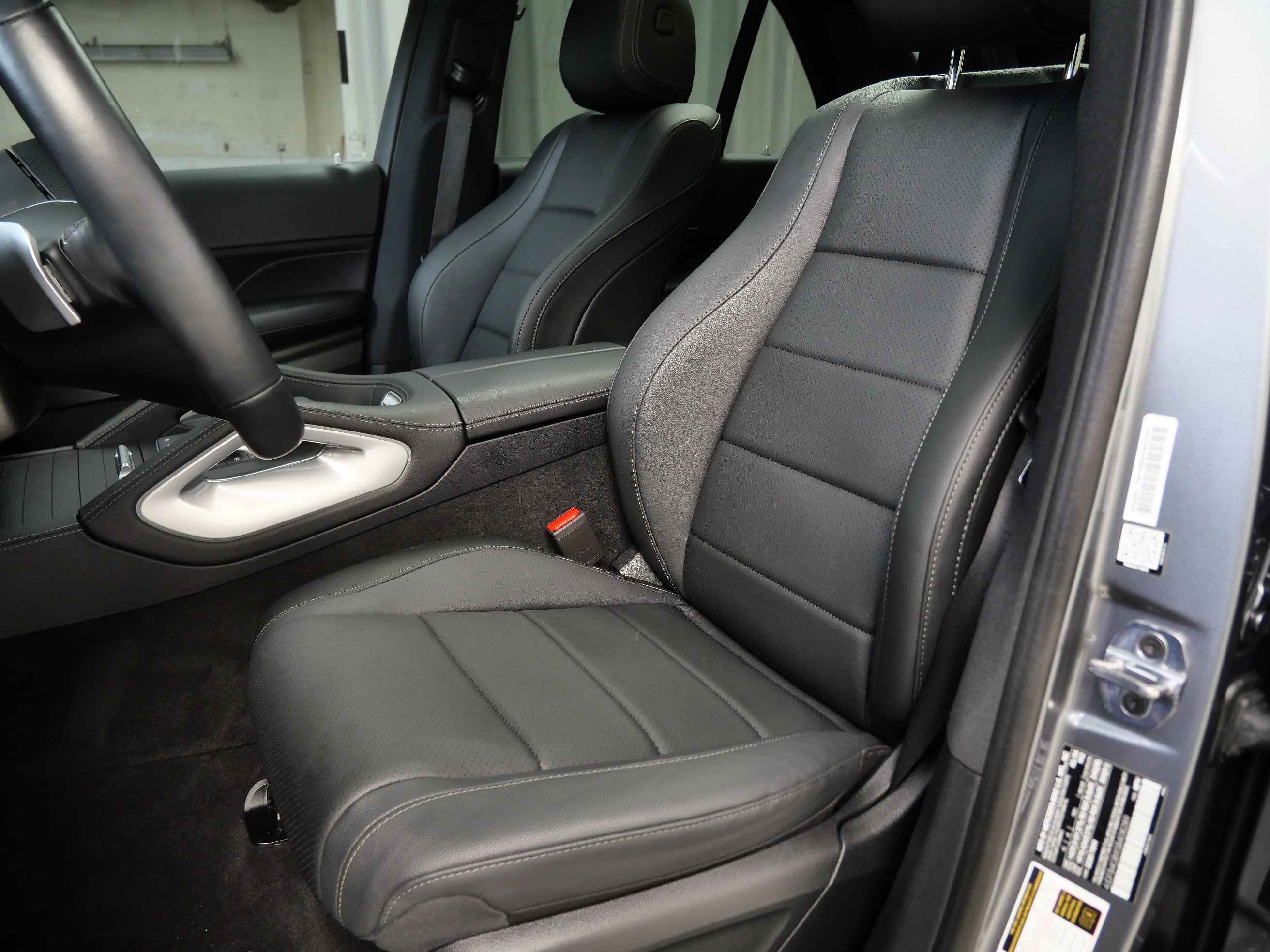 Certified 2025 Mercedes-Benz GLE 450e 4MATIC w/ Driver Assistance Package image 3
