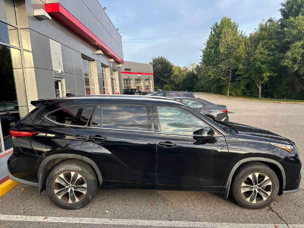 Used 2020 Toyota Highlander XLE AWD/4WD image 6