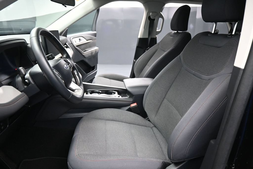 Used 2025 Ford Explorer Active AWD/4WD image 9