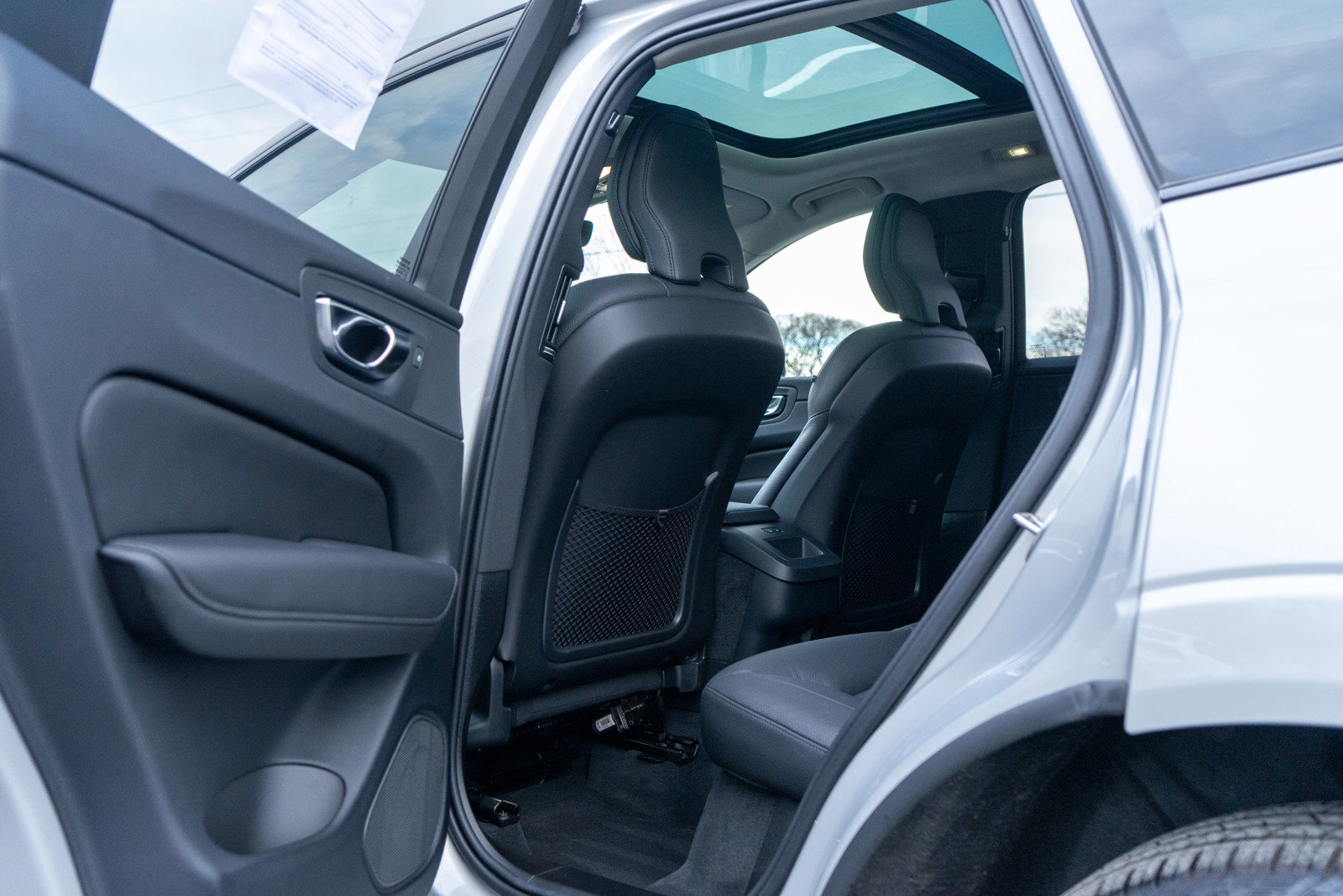 Used 2025 Volvo XC60 B5 Plus image 29