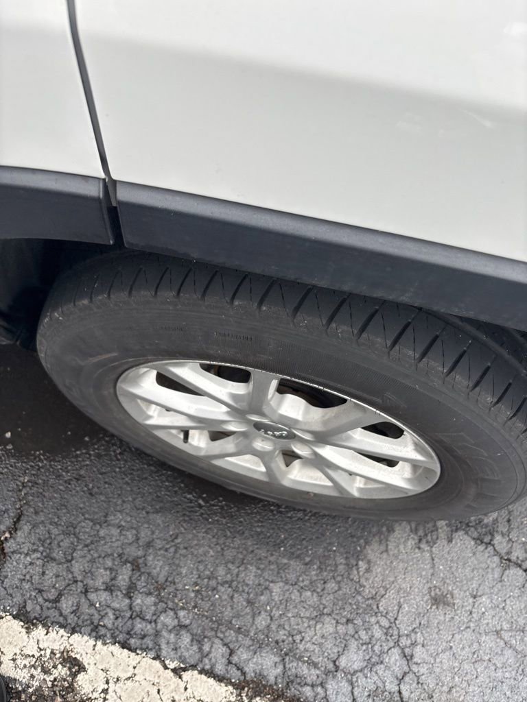 Certified 2016 Jeep Cherokee Latitude w/ Cold Weather Group image 8