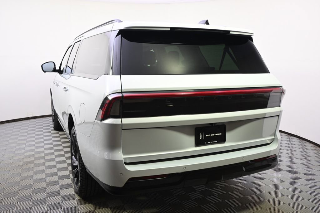 New 2026 Lincoln Navigator L Reserve w/ Jet Appearance Package AWD/4WD image 4