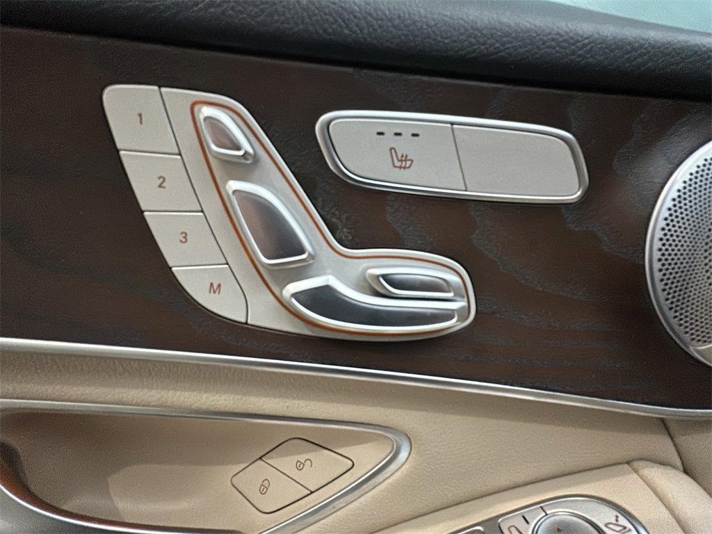 Used 2019 Mercedes-Benz GLC 300 4MATIC image 12