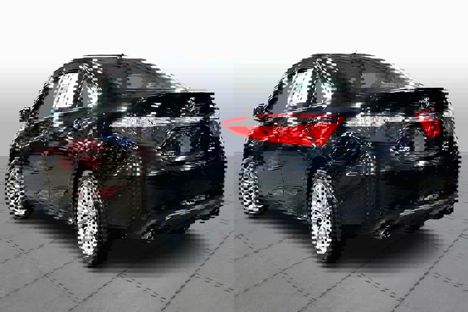 Used 2015 Toyota Camry XSE image 11