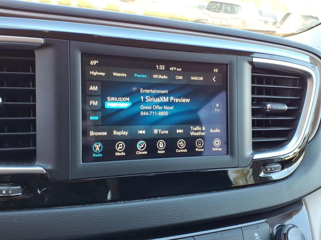 Used 2019 Chrysler Pacifica Touring-L image 9