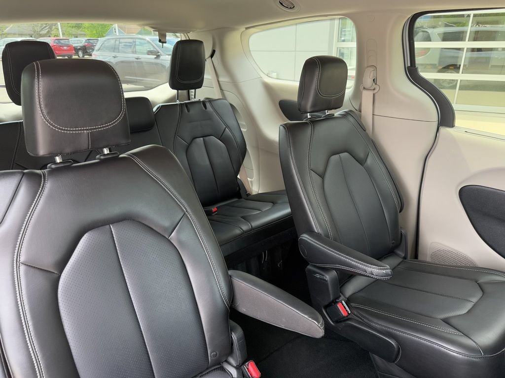 Used 2023 Chrysler Pacifica Touring-L FWD image 43