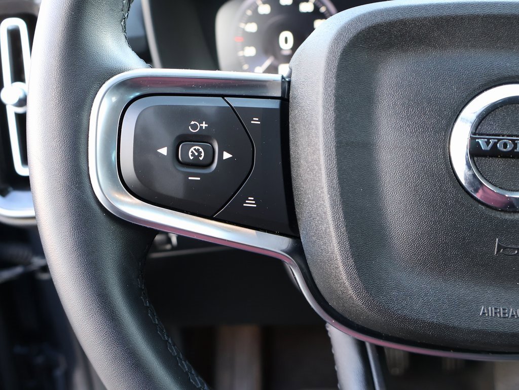 Used 2022 Volvo XC40 T5 Momentum image 36