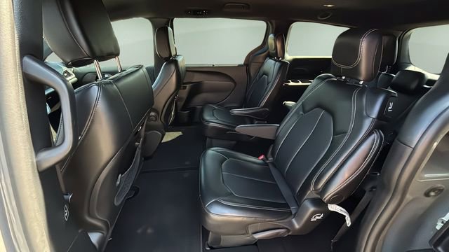 Used 2025 Chrysler Pacifica Select image 19