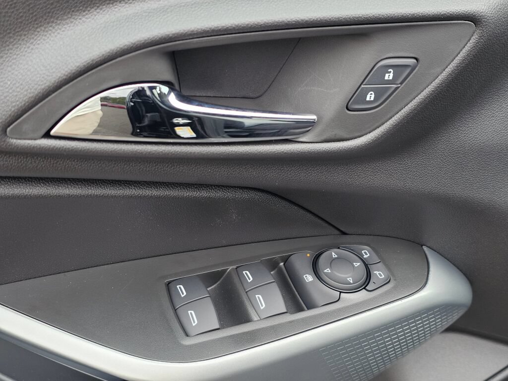 New 2026 Chevrolet Trax LS w/ LS Convenience Package FWD image 31