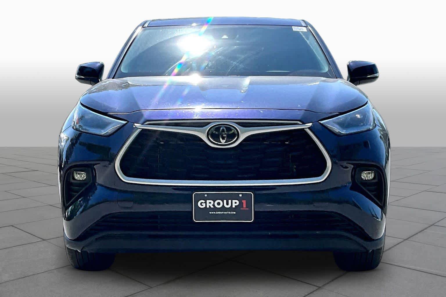 Used 2022 Toyota Highlander LE AWD/4WD image 4