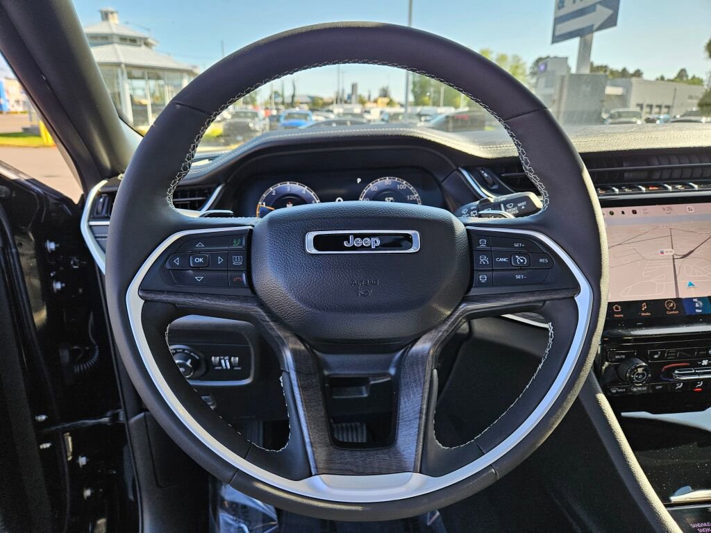 Used 2024 Jeep Grand Cherokee Limited w/ Black Appearance Package AWD/4WD image 24