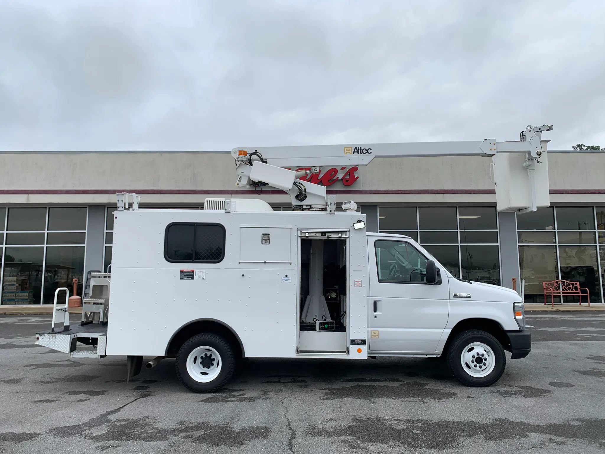 Used 2019 Ford E-350 and Econoline 350 Super Duty RWD image 50