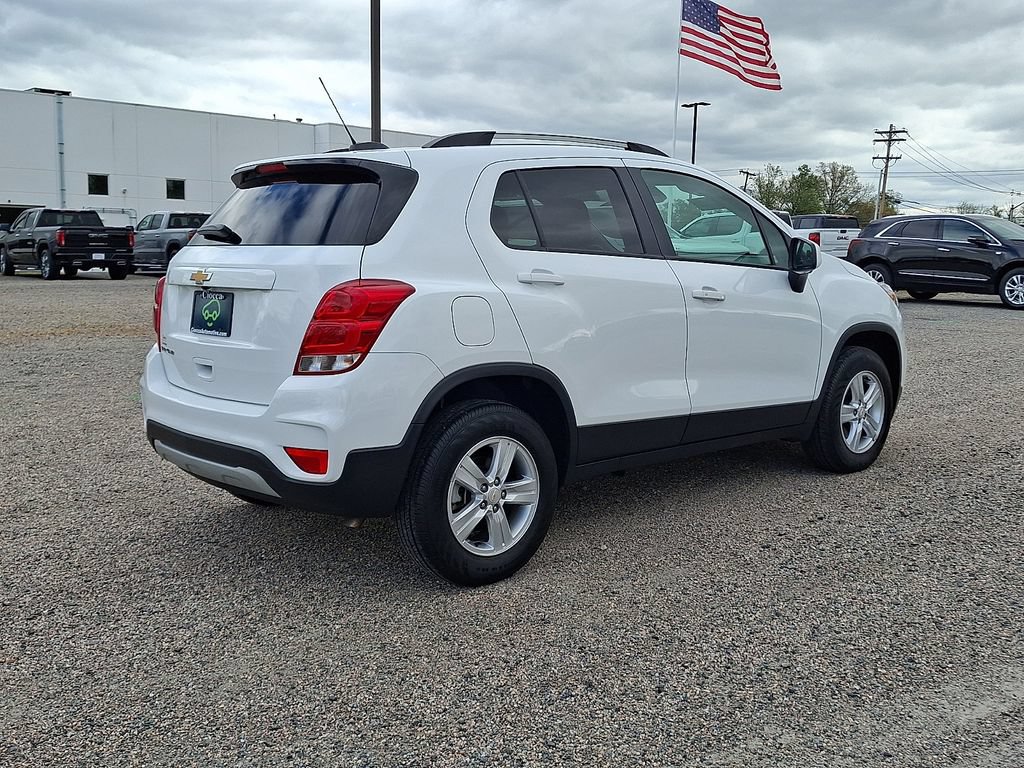 Used 2022 Chevrolet Trax LT w/ LT Convenience Package AWD/4WD image 9