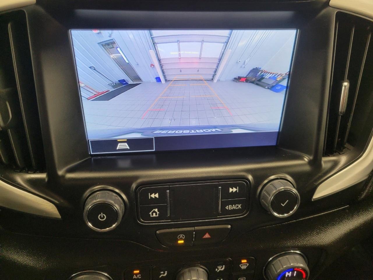 Used 2024 GMC Terrain SLT image 15