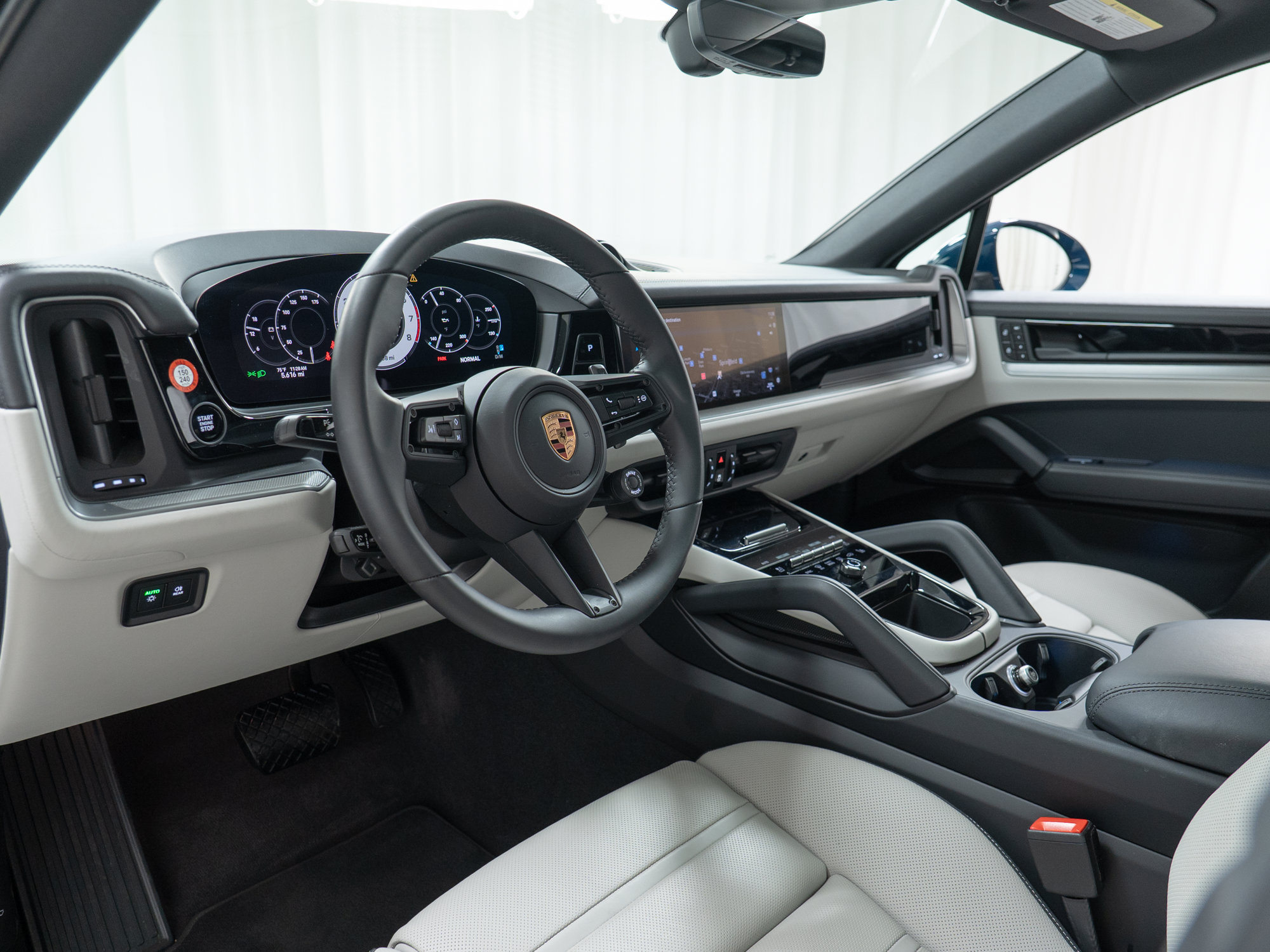 Certified 2026 Porsche Cayenne Coupe AWD/4WD image 4