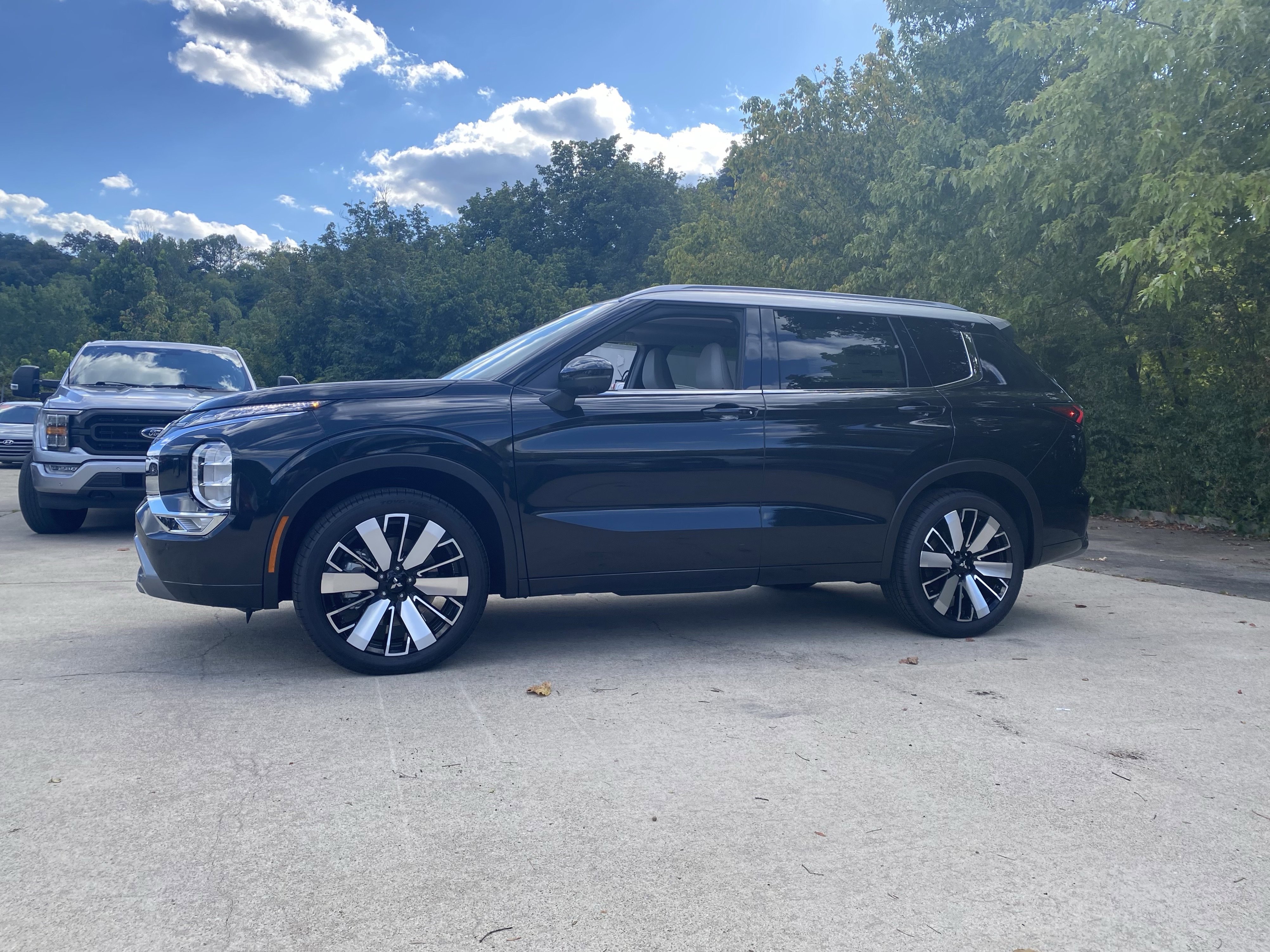 New 2025 Mitsubishi Outlander AWD image 2