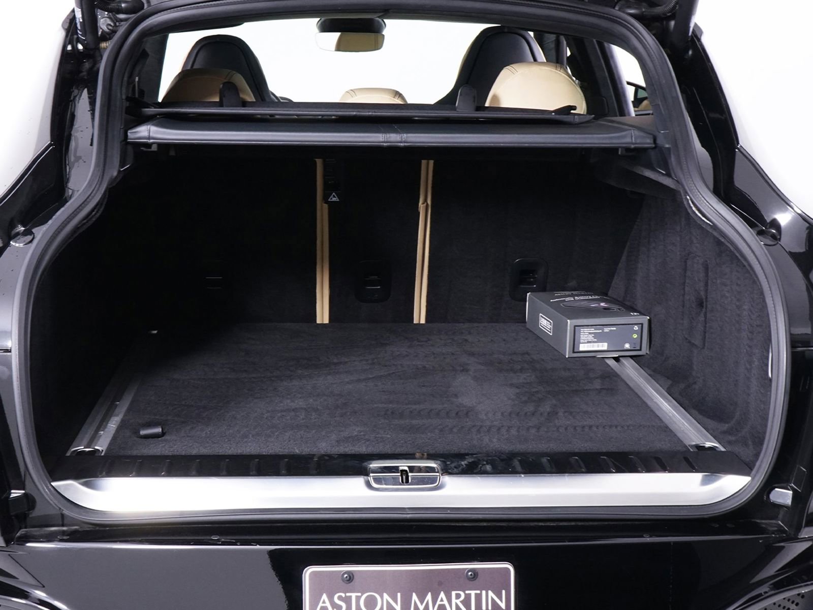 Used 2023 Aston Martin DBX image 19