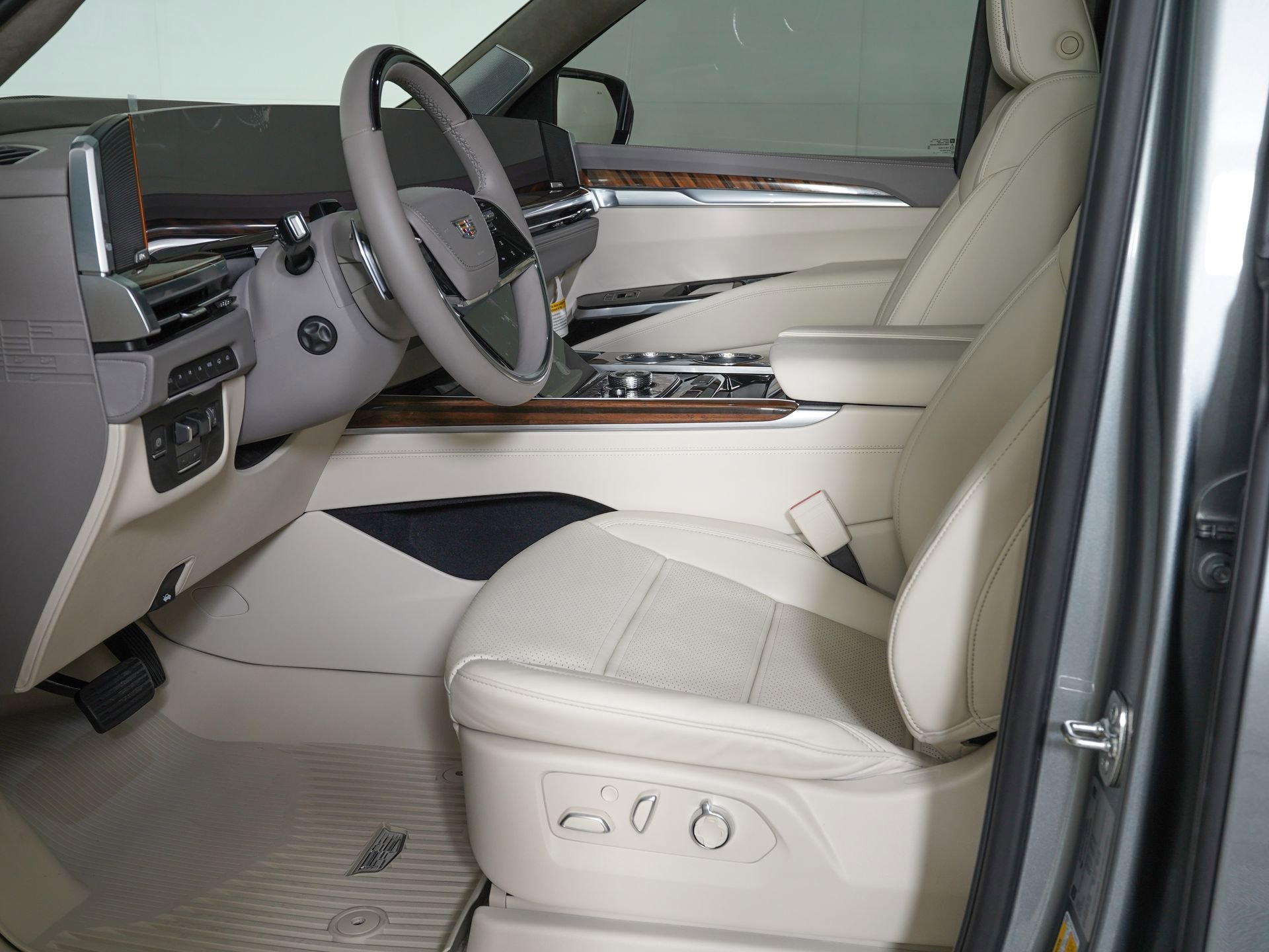 Used 2026 Cadillac Escalade Platinum Sport w/ LPO, Floor Liner Package AWD/4WD image 16