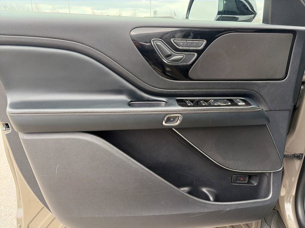 Used 2025 Lincoln Aviator AWD image 13