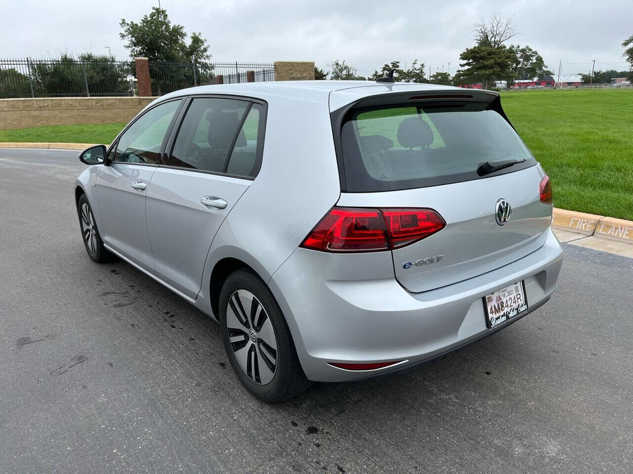 Used 2016 Volkswagen e-Golf SE w/ DC Fast Charging Package FWD image 4