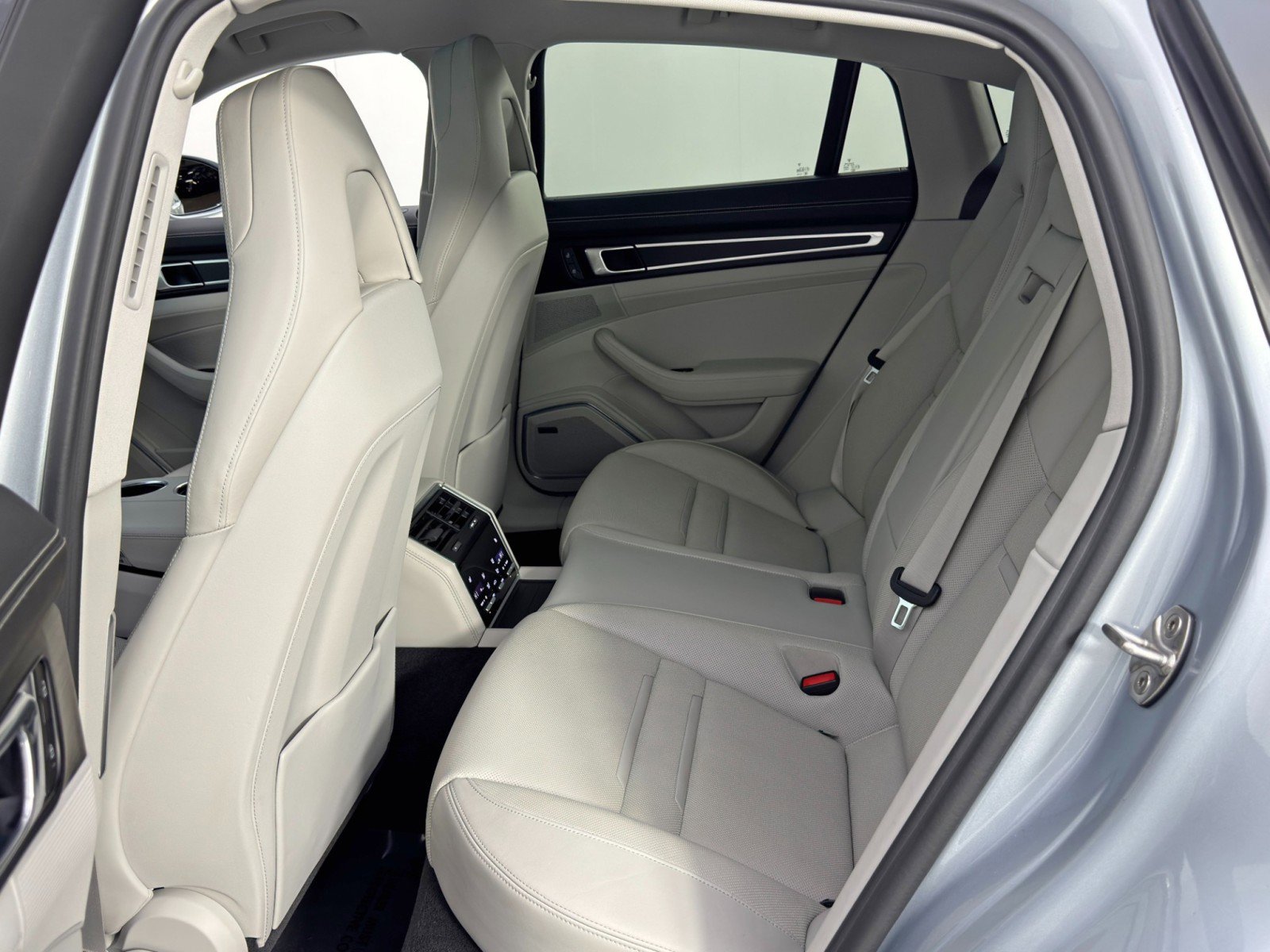 Used 2023 Porsche Panamera Platinum Edition image 44