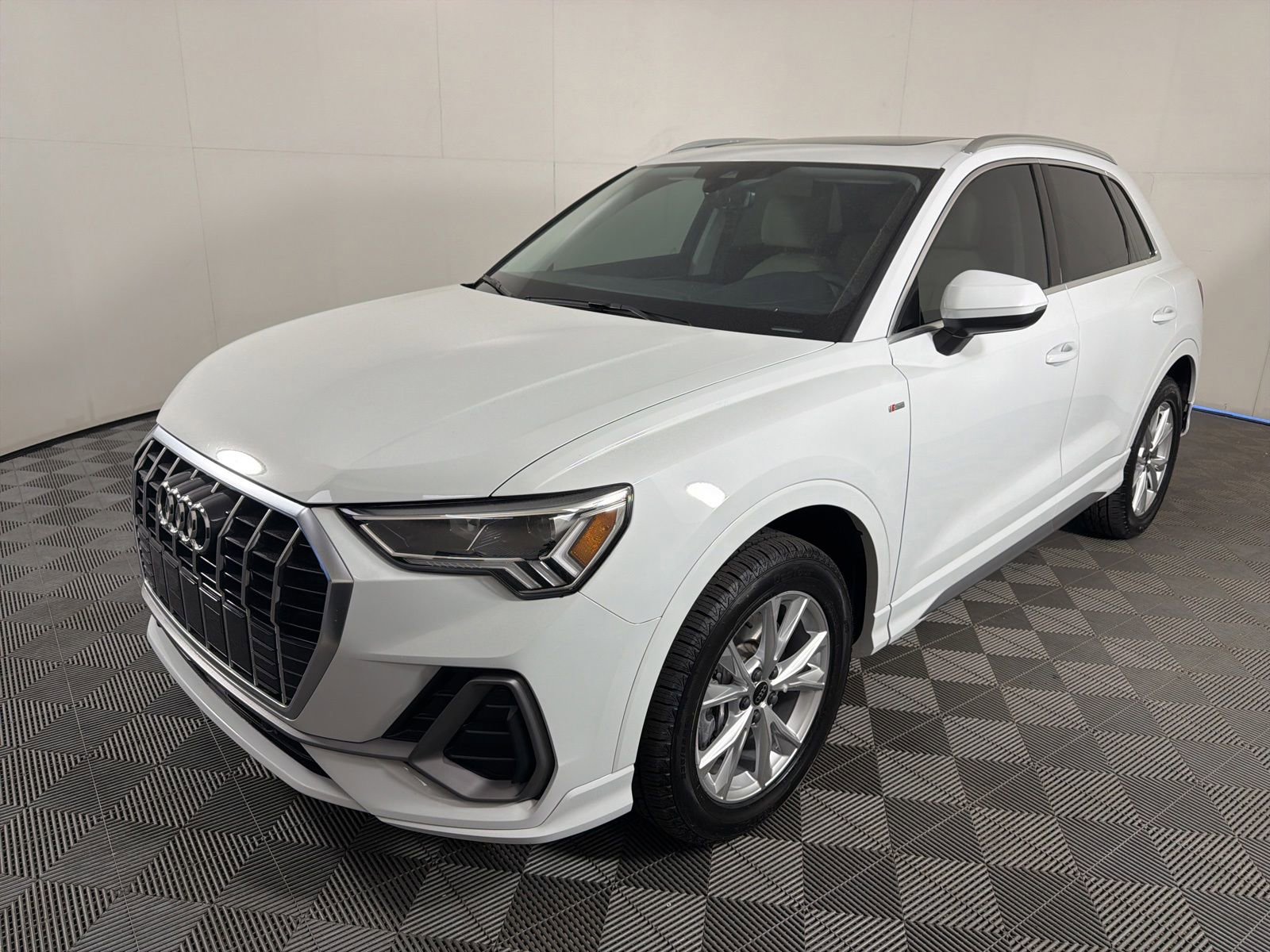 Used 2023 Audi Q3 2.0T Premium w/ Convenience Package AWD/4WD image 3