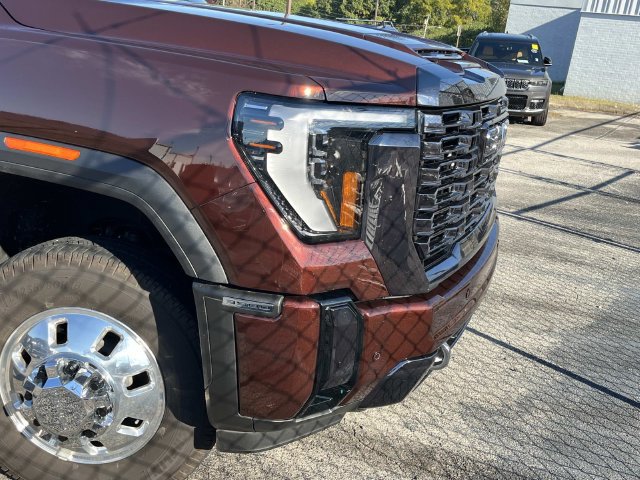Used 2024 GMC Sierra 3500 Denali Ultimate AWD/4WD image 8