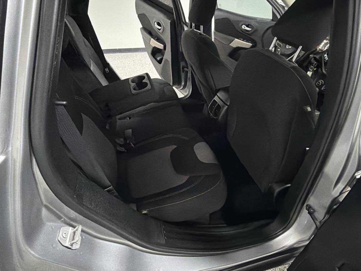 Used 2017 Jeep Cherokee Altitude image 24