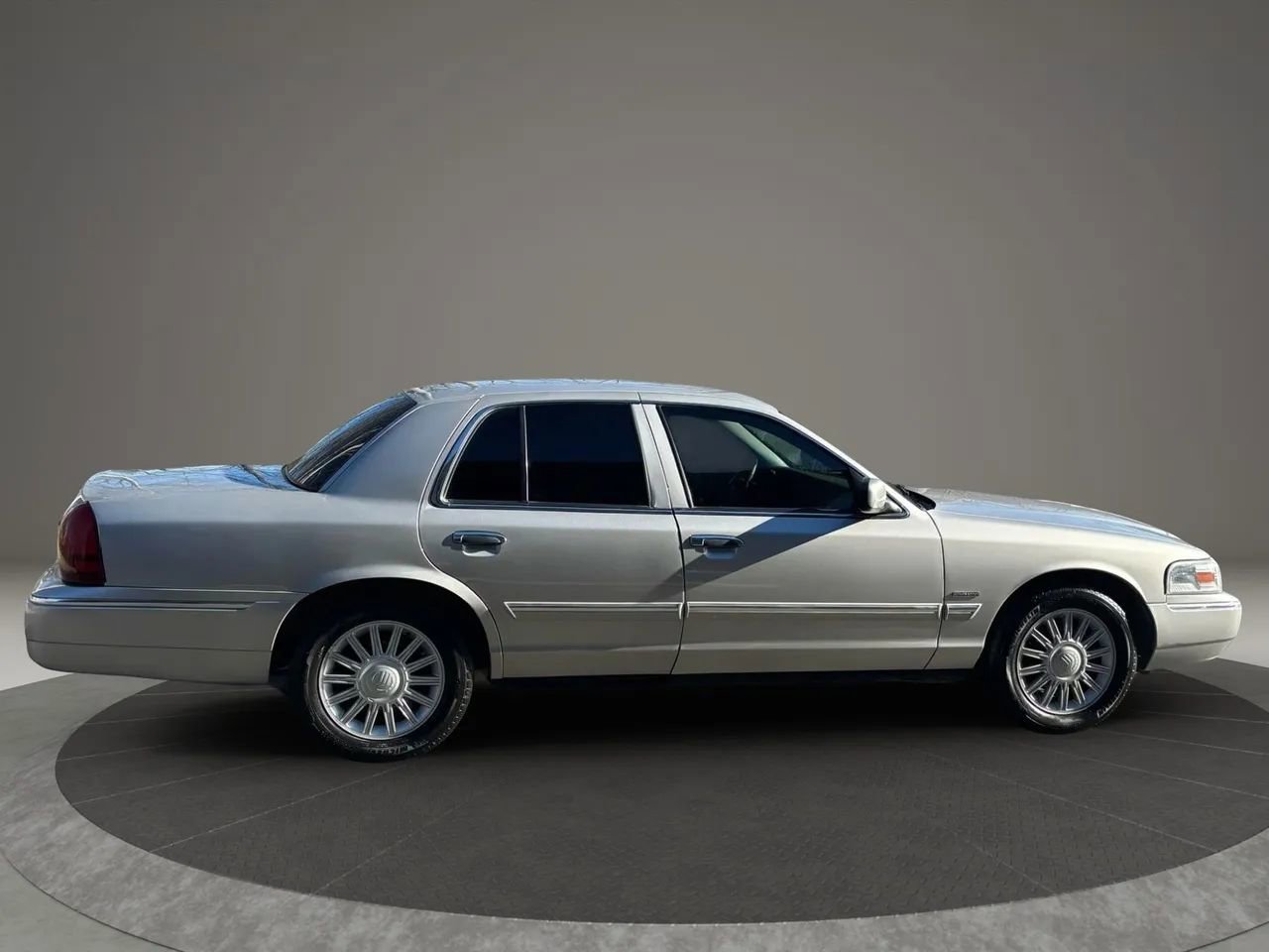 Used 2009 Mercury Grand Marquis LS image 3