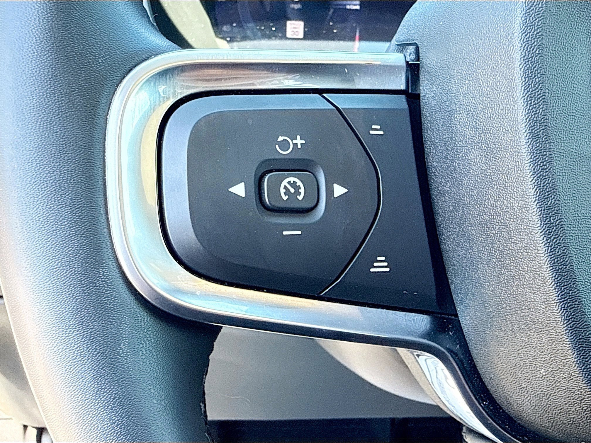 Used 2025 Volvo XC40 B5 Ultra image 38