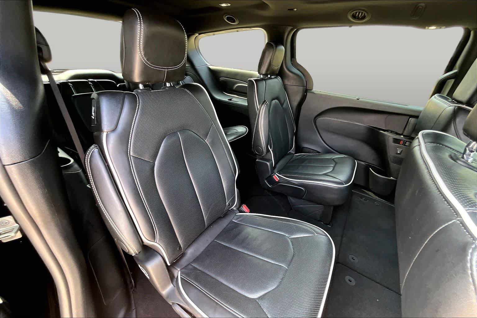 Used 2025 Chrysler Pacifica Limited FWD image 18