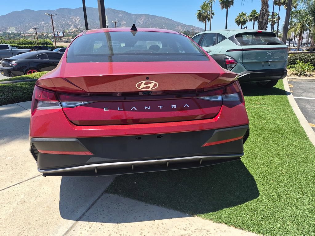Used 2026 Hyundai Elantra SE FWD image 8