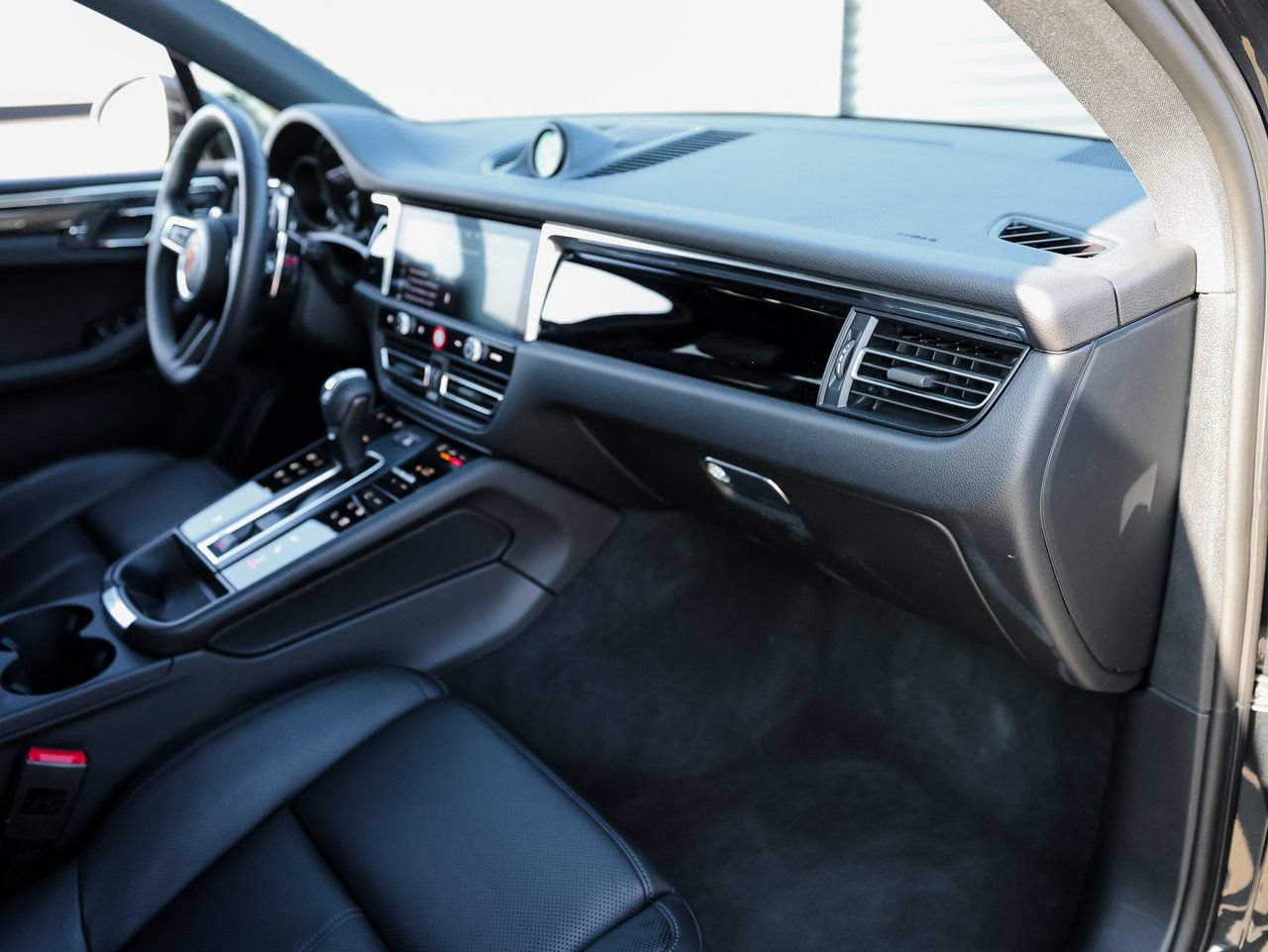 Certified 2026 Porsche Macan AWD/4WD image 28