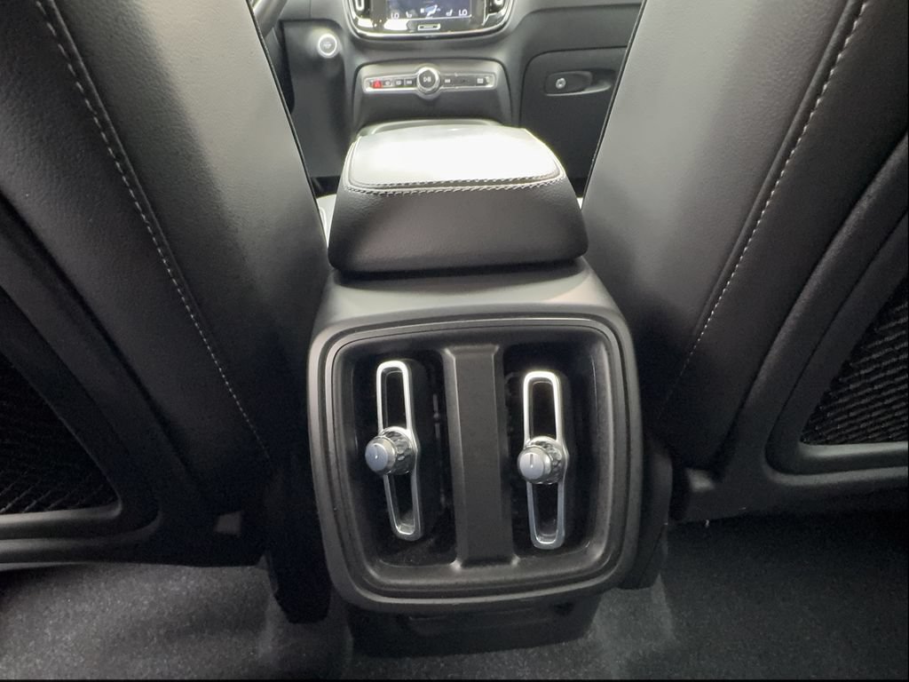 Used 2021 Volvo XC40 T5 Momentum w/ Premium Package AWD/4WD image 39