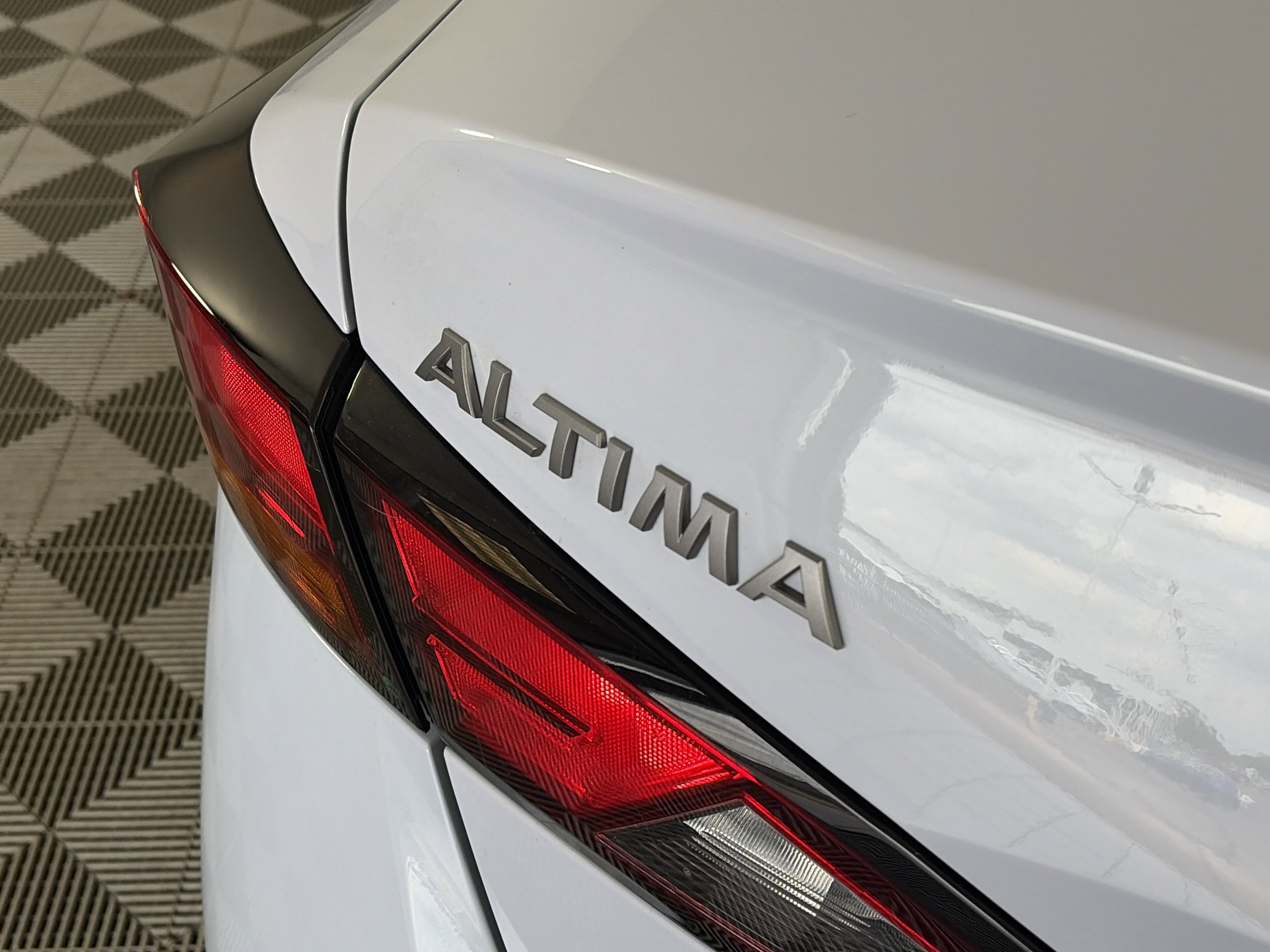 Used 2024 Nissan Altima 2.5 SR w/ SR Premium Package FWD image 16