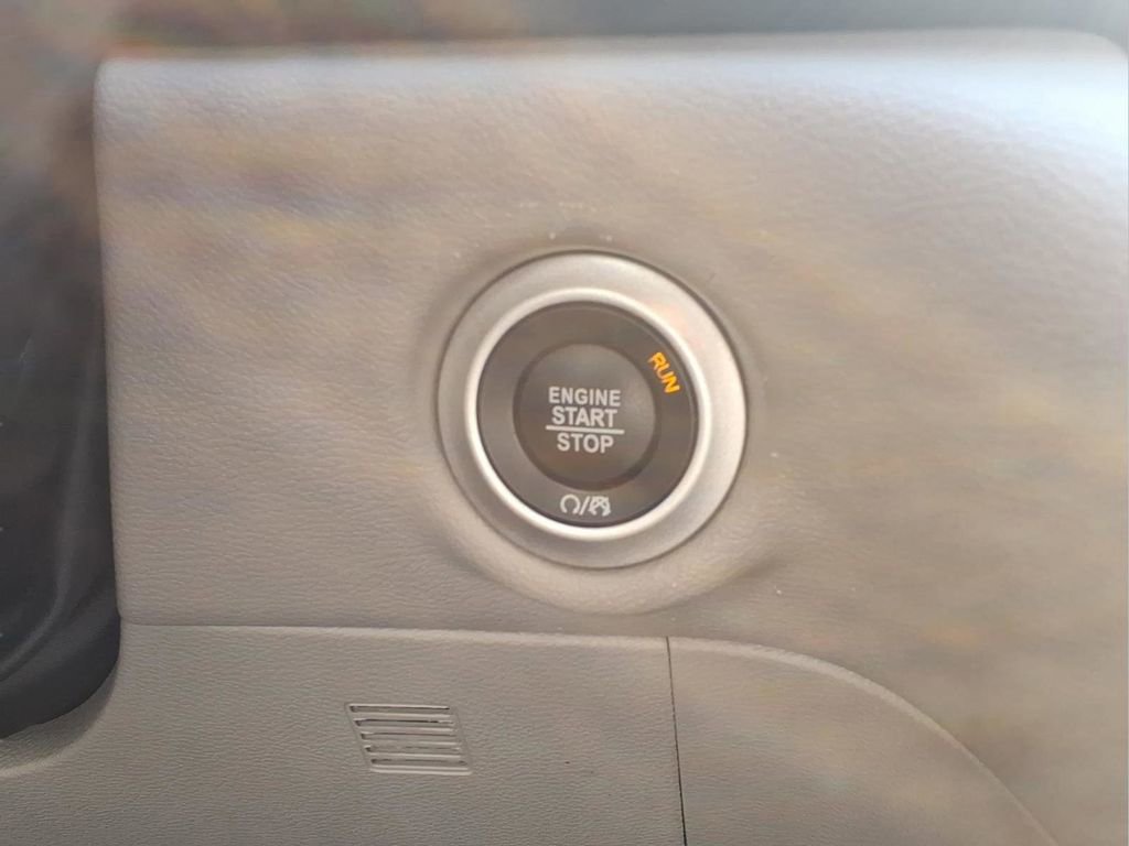 Used 2024 Chrysler Pacifica Touring-L FWD image 11