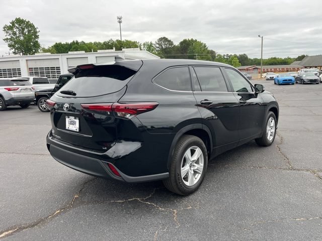Used 2024 Toyota Highlander LE FWD image 4