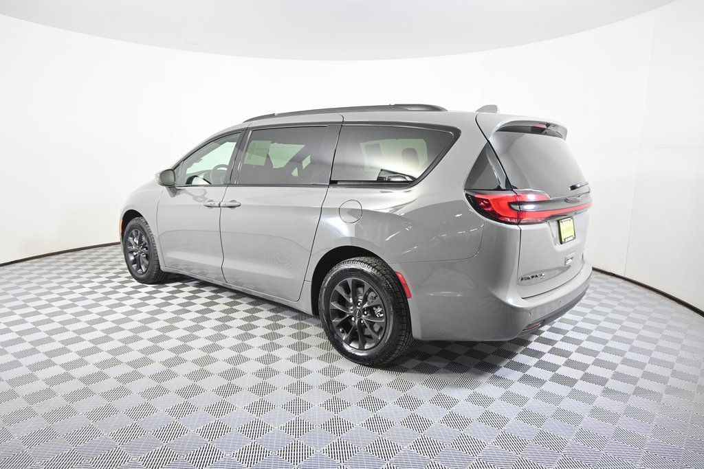 Used 2022 Chrysler Pacifica Touring-L w/ S Appearance Package image 4