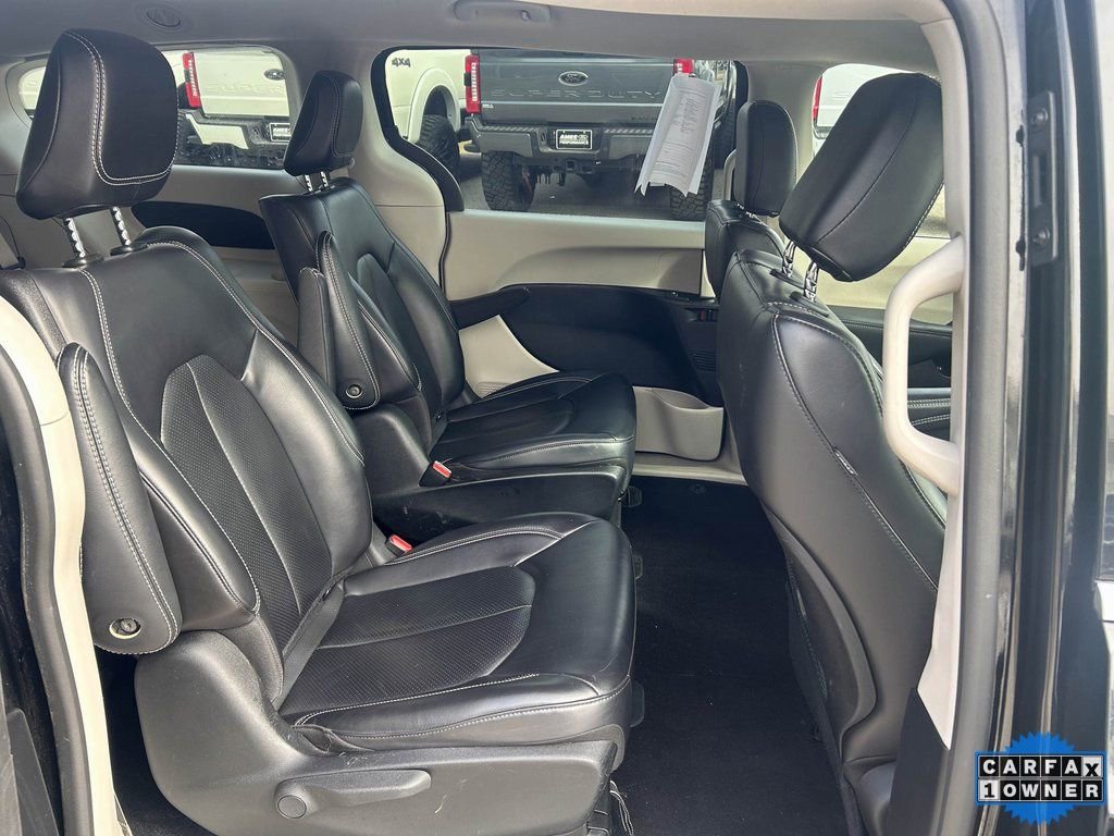 Used 2024 Chrysler Pacifica Select image 18