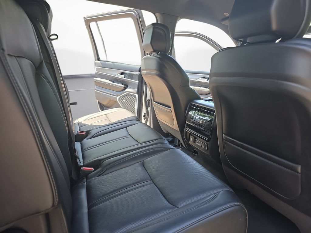 Certified 2025 Jeep Wagoneer Series II w/ 8-Passenger Seating Package AWD/4WD image 11