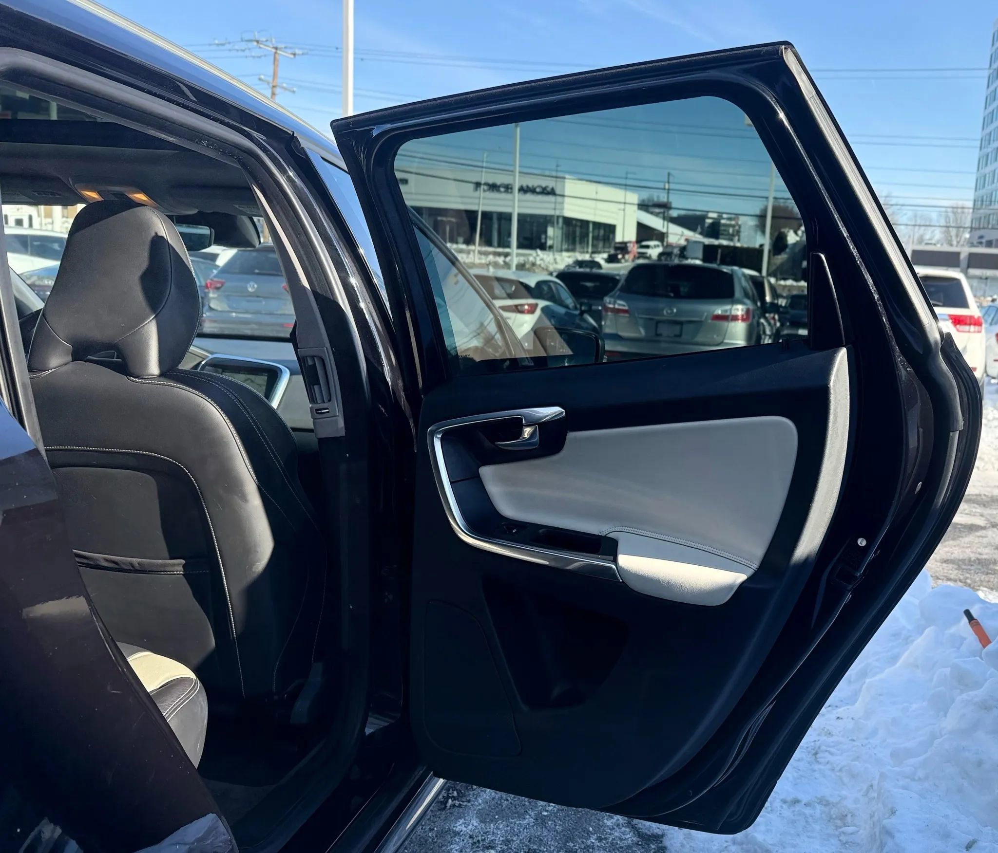 Used 2017 Volvo XC60 T5 Dynamic w/ Preferred Option Package image 31