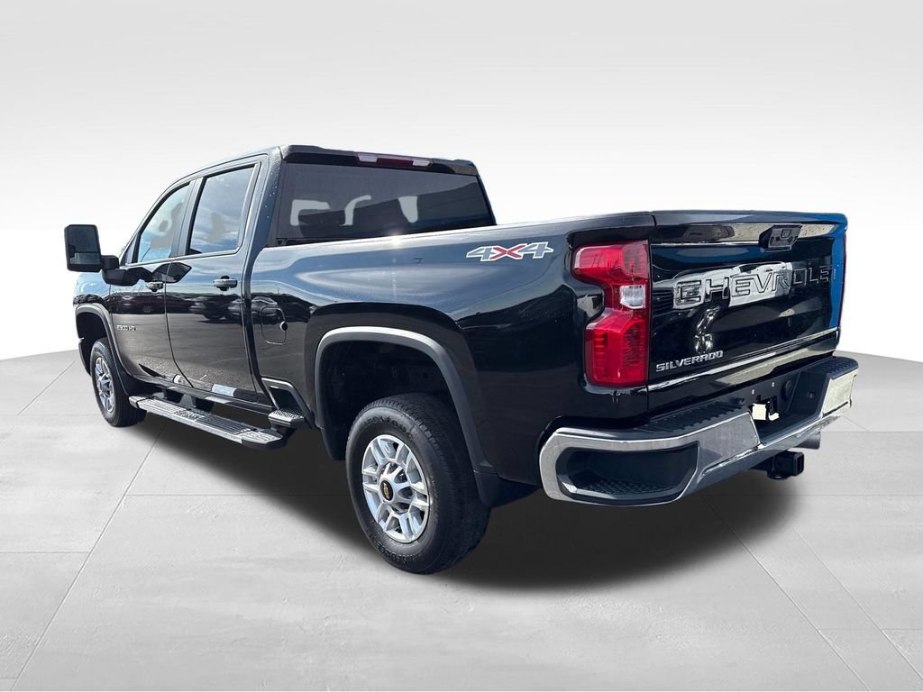 Used 2024 Chevrolet Silverado 2500 LT AWD/4WD image 3