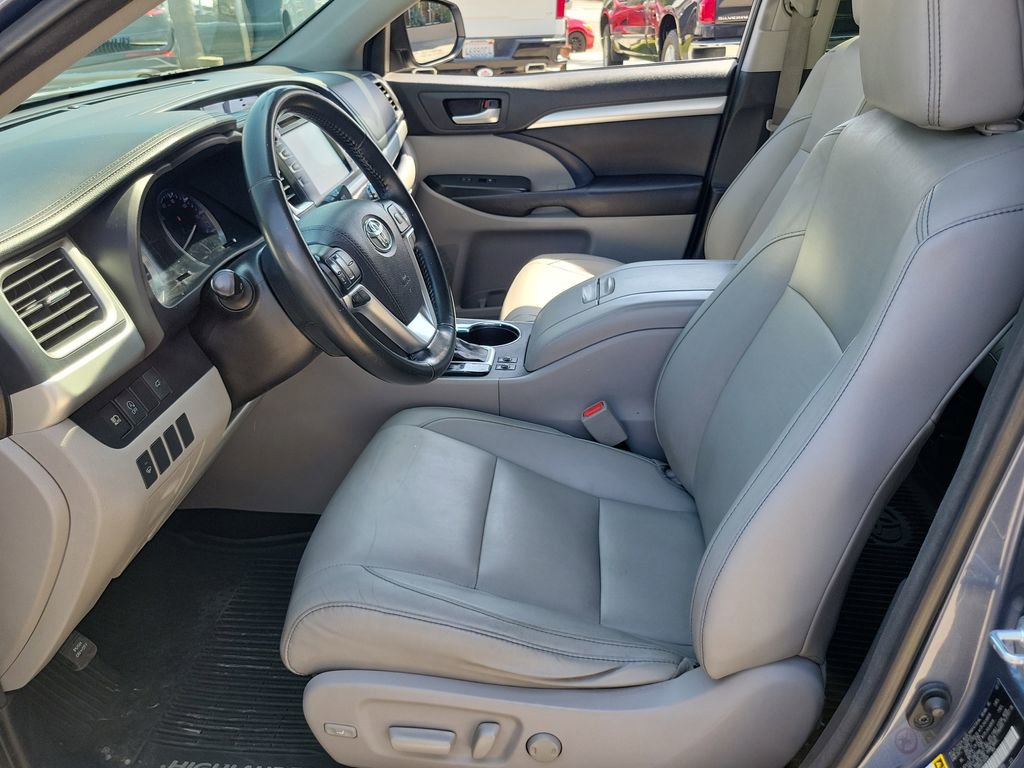 Used 2017 Toyota Highlander XLE FWD image 18