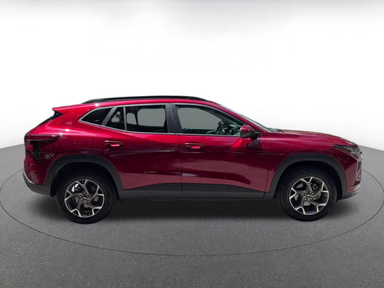 Used 2025 Chevrolet Trax LT FWD image 17
