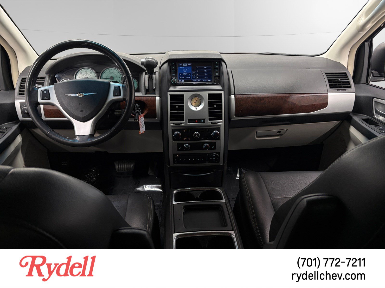 Used 2010 Chrysler Town & Country Touring Plus FWD image 12