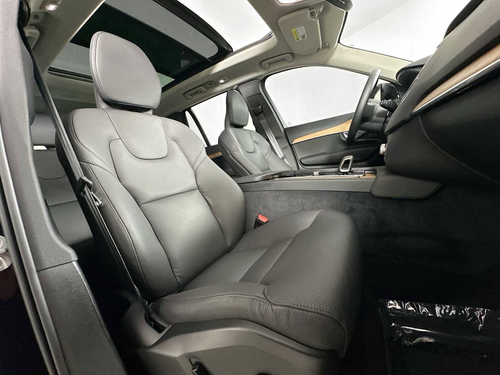 Used 2025 Volvo XC90 B5 Plus w/ Protection Package Premier image 28
