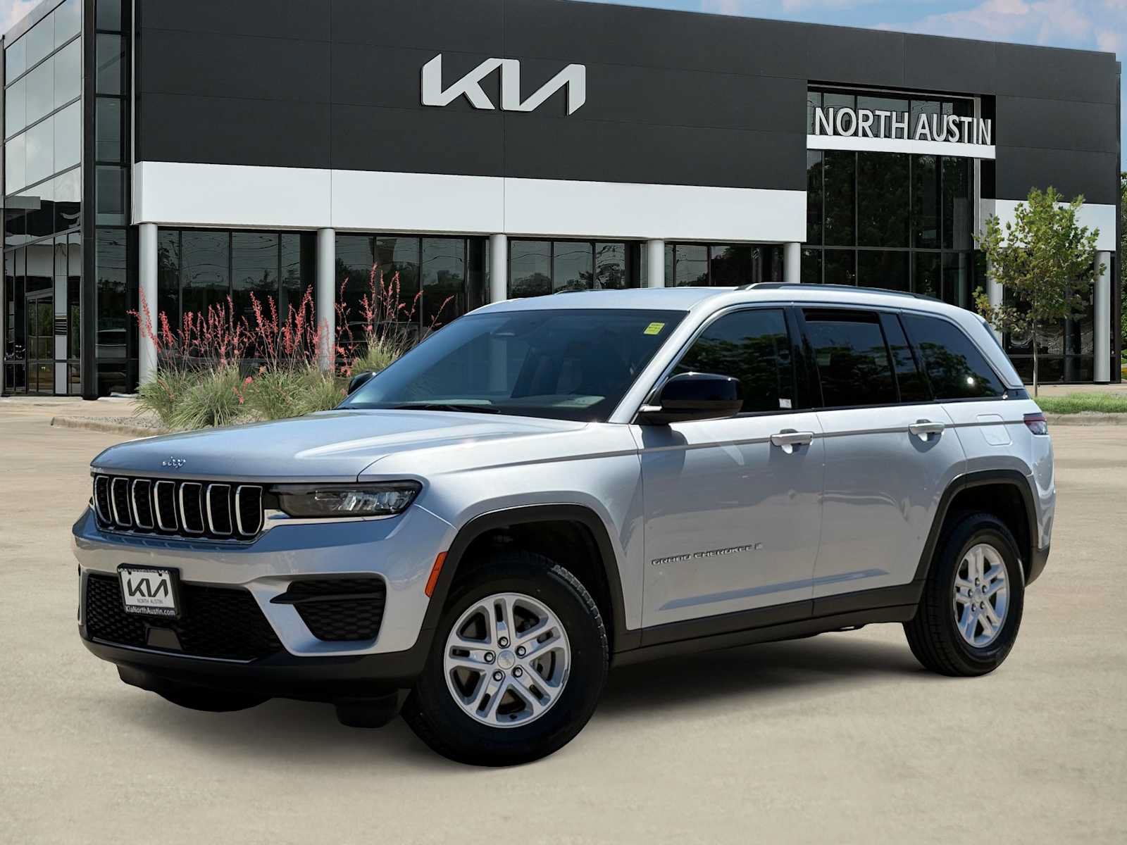 Used 2023 Jeep Grand Cherokee Laredo