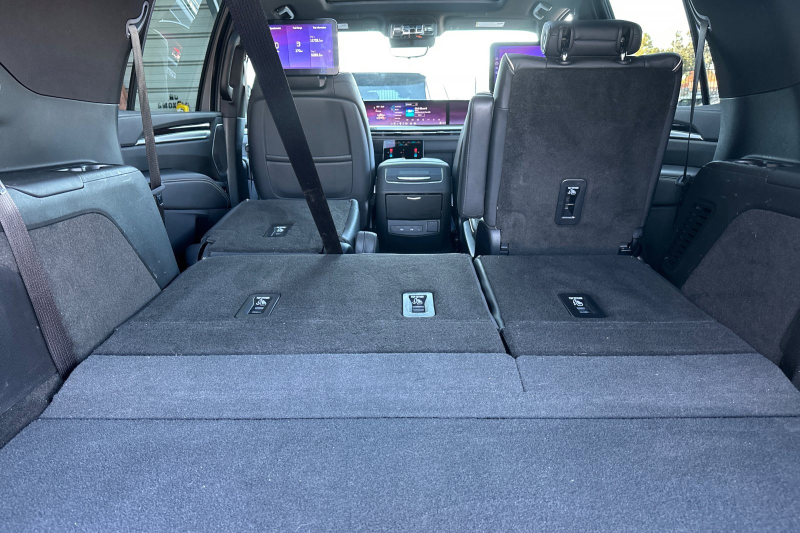 Used 2025 Cadillac Escalade Premium Luxury image 16