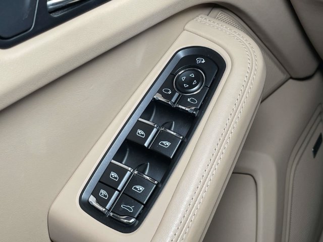 Certified 2022 Porsche Macan AWD/4WD image 37